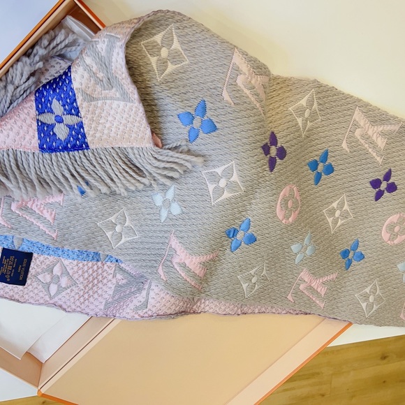 Louis Vuitton Wool Silk Rainbow Logo Mania Scarf Pearl Grey - Picture 4 of 4